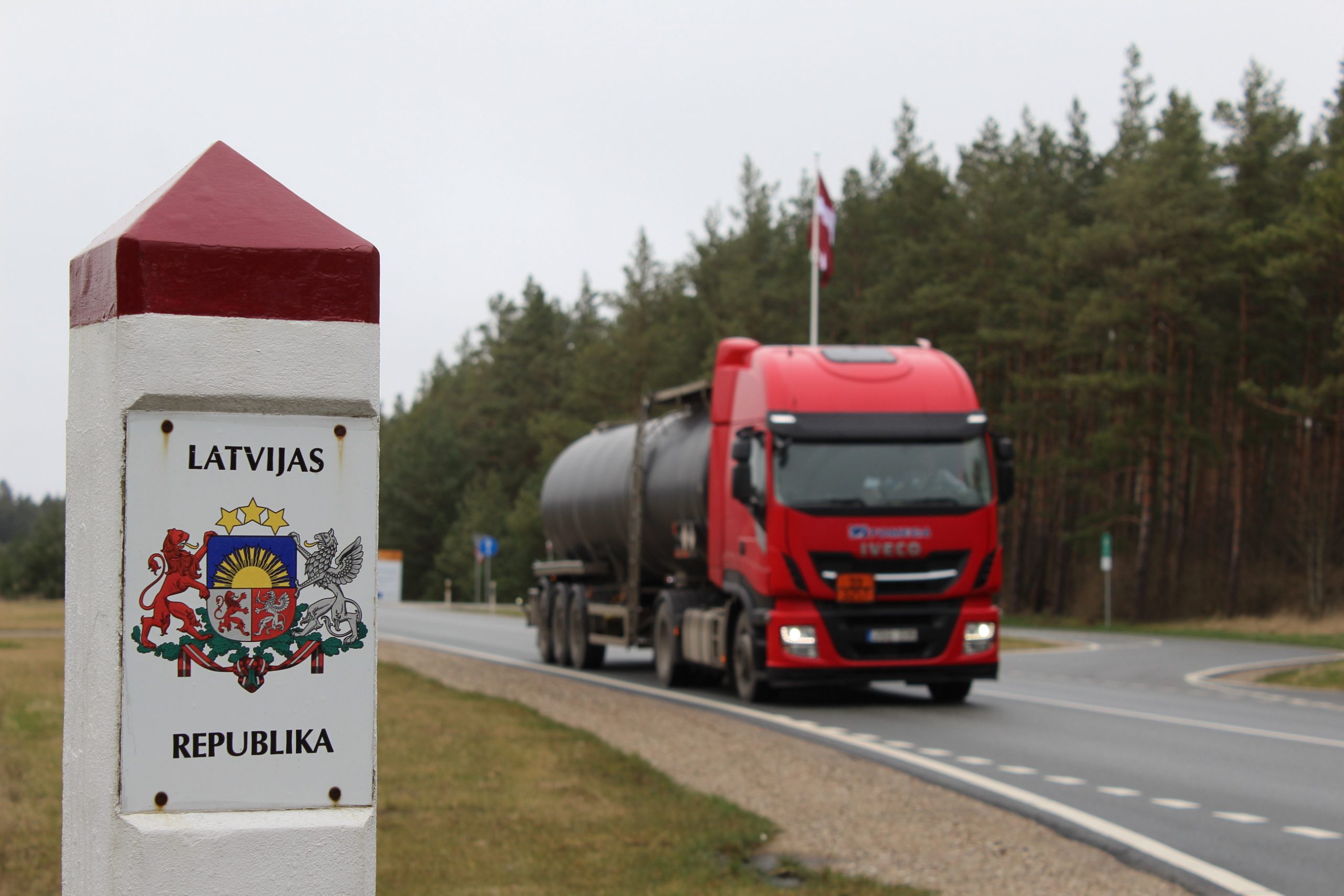 Vilkikai sieną su Latvija kerta nesustodami, tačiau kai kuriems lengviesiems automobiliams tenka grįžti atgal